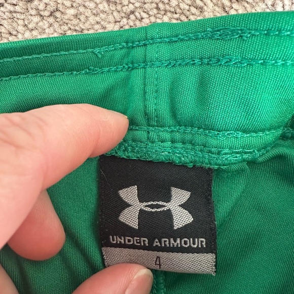 Boys Under Armour shorts 4 - Picture 2 of 2